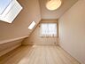 子供部屋：2つの天窓から心地よい光が降り注ぐ約6.5帖の空間。主寝室や子供部屋にも十分な広さ。