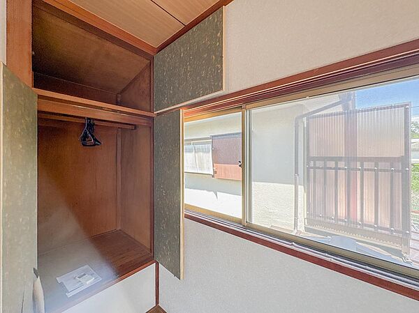 建物内部の収納には拘りました。共有部分に設けた収納。少しでも空いているスペースを収納にすることで、無駄のない空間を演出しております。お荷物が多い方にも安心です。是非、現地をご確認ください。