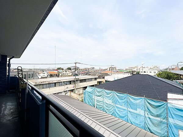 バルコニーから遠くまで見渡せる、高い建物が少ない開放的な広角眺望。心地よい青空が大きく広がり、心地よい風を感じながら日々の喧騒を忘れさせてくれる、マンション上層階ならではの贅沢で気持ちの良い景色です。