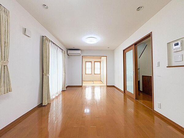 明るい光が差し込む広々リビングで、家族の絆を育む毎日を。奥の和室と繋がる開放的な空間は、子育てファミリーに最適です。