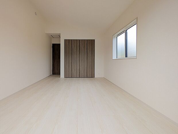 天井が屋根形状に合わせて高くなっている開放的なお部屋です。奥には広々したウォークインクローゼットがあります。