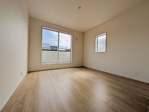 大きな窓からバルコニーへ出入りできるお部屋です。バルコニーと繋がることで実際の帖数以上に広がりを感じられます。