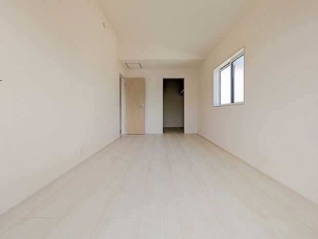 天井が屋根形状に合わせて高くなっている開放的なお部屋です。奥には広々したウォークインクローゼットがあります。