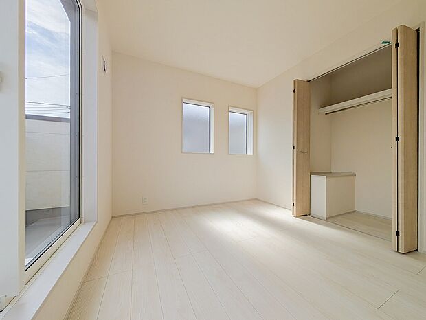 大きな窓からバルコニーへ出入りできるお部屋です。バルコニーと繋がることで実際の帖数以上に広がりを感じられます。