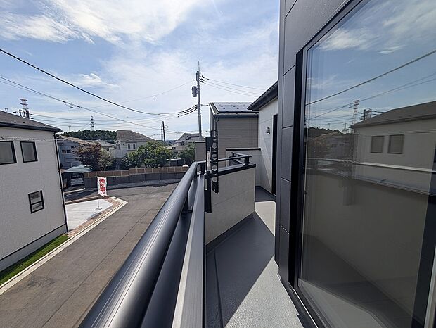 前面を遮る高い建物がなく、青空と心地よい風を感じるバルコニーです。