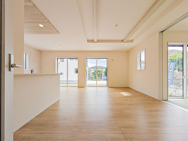 向かいの家と位置がずれているため、窓からの視線が遠くまで抜け開放感があります。