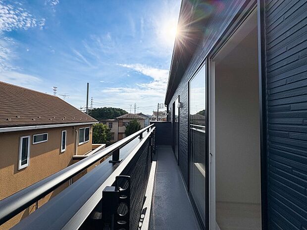 ゆとりある広さのバルコニーは、洗濯物がたっぷり干せるうれしい設備です。屋外の空気を感じながらくつろげるスペースとしても活用でき、生活の幅が広がります。