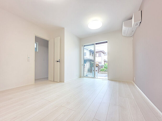 室内全体に光が広がるリビング空間。明るく開放感のある住空間を演出しています。