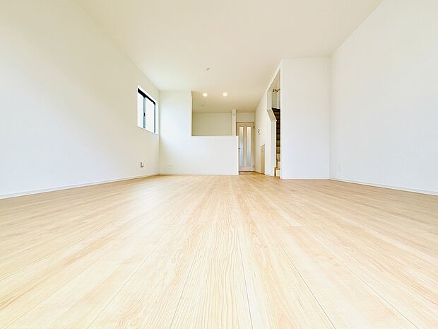 木目調の建具が温かい16帖以上の広々LDK！どんな家具も合わせやすいナチュラルな空間です。