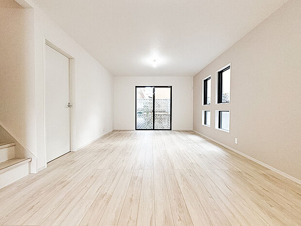 キッチンから見渡したLDKでございます。足元からお部屋全体を温める床暖房が完備されており、空気を汚さず乾燥も防ぎながら、冬場も快適な室温をキープしてくれます。