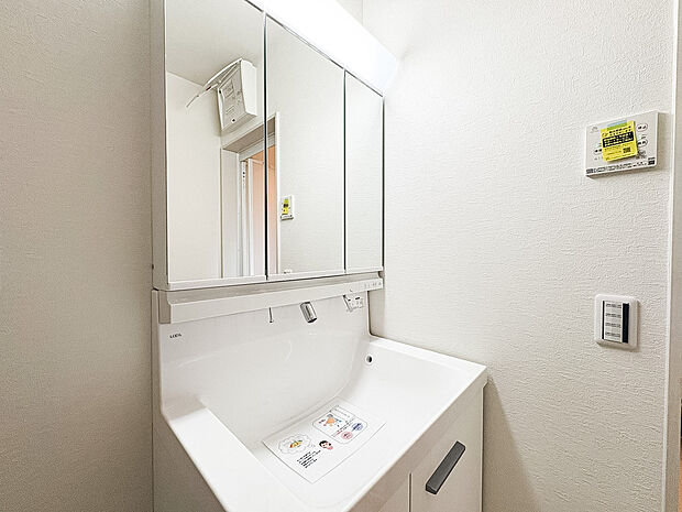 三面鏡付きで収納力もある機能的な洗面化粧台。身支度をしながら全身をしっかりと確認でき、毎日の暮らしを快適にサポートします。