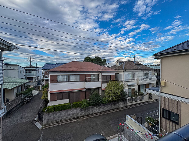 ここから見渡すと澄み渡る青い空に、心地よい風と暖かい日差しが駆け巡ります。