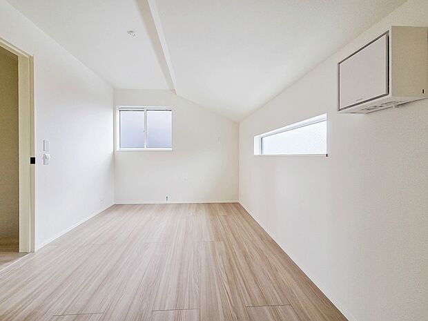 広々な子供部屋は、のびのびと過ごせる空間が魅力です。明るい日差しが差し込み、遊びや勉強に集中できる居心地の良い環境となります。お子さまの成長に合わせたレイアウト変更もしやすく、収納も充実しています。