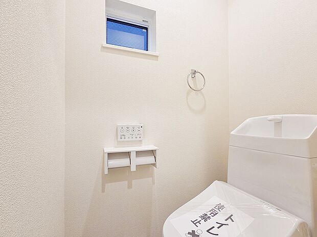 トイレには新築ならではの清潔感が漂い、シンプルなデザインが心地よい空間を作ります。広めのスペースでリラックスして使える設計がされており、日々の生活がより快適です。
