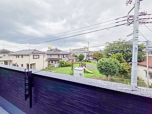 広々なバルコニーは、日当たりが良く、洗濯物がすっきりと乾きやすいのが魅力です。風通しも良いため、毎日のお洗濯が快適に進み、家事の負担が軽減されます。自然の風を感じながら、清々しいひとときを過ごせます。
