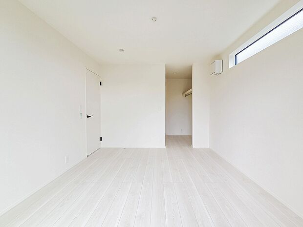 広々とした居室は、たっぷりと日差しが差し込み、ゆったりとしたくつろぎのひとときを楽しめる空間です。清潔感と快適さが保たれており、穏やかで心地よい毎日を支えてくれます。