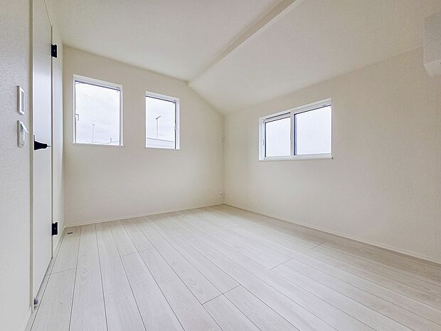 広々な子供部屋は、のびのびと過ごせる空間が魅力です。明るい日差しが差し込み、遊びや勉強に集中できる居心地の良い環境となります。お子さまの成長に合わせたレイアウト変更もしやすく、収納も充実しています。