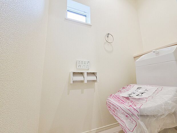 トイレには新築ならではの清潔感が漂い、シンプルなデザインが心地よい空間を作ります。広めのスペースでリラックスして使える設計がされており、日々の生活がより快適です。