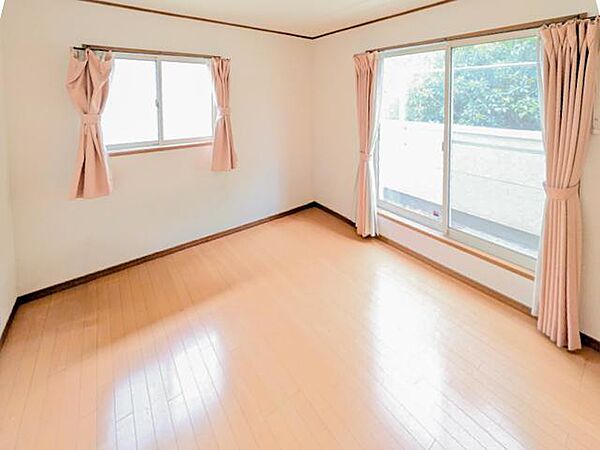 広々とした居室は、たっぷりと日差しが差し込み、ゆったりとしたくつろぎのひとときを楽しめる空間です。清潔感と快適さが保たれており、穏やかで心地よい毎日を支えてくれます。