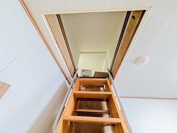 天井を活かした小屋裏収納がある住まい。かさばる荷物をしっかり収められるので、居室を広く使えて毎日の生活にゆとりが生まれます。秘密基地のような楽しさも魅力です。