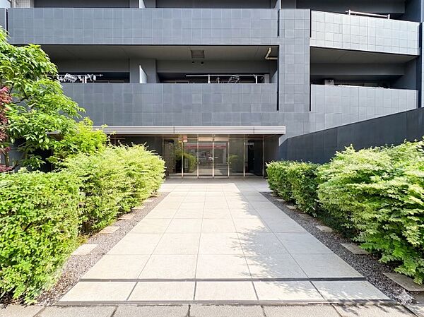 エントランスには、豊かな緑が配置され、訪れる人の心を和ませます。落ち着いた空間設計が印象的で、住む人や来客に上質な時間を提供してくれます。