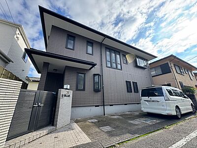 外観:爽やかな青空の下に贅沢なほどに降り注ぐ陽光、豊かな居住性と、クオリティが見事に調和した住空間は、住まうことの喜びを感じさせてくれます。 外観:爽やかな青空の下に贅沢なほどに降り注ぐ陽光、豊かな居住性と、クオリティが見事に調和した住空間は、住まうことの喜びを感じさせてくれます。