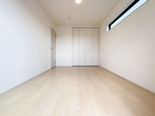 ゆとりある広さの居室は、家具の配置がしやすく使い勝手の良い空間です。採光も良好で、生活スタイルに合わせて自由にレイアウトできます。