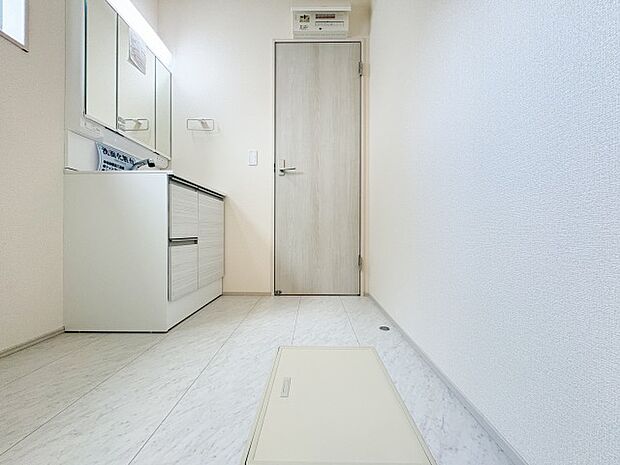 清潔感ある新築の洗面化粧台。機能的な設計と豊富な収納スペースで、毎朝の支度がスムーズに整います。家族みんなが使いやすいゆとりある広さを兼ね備えています。