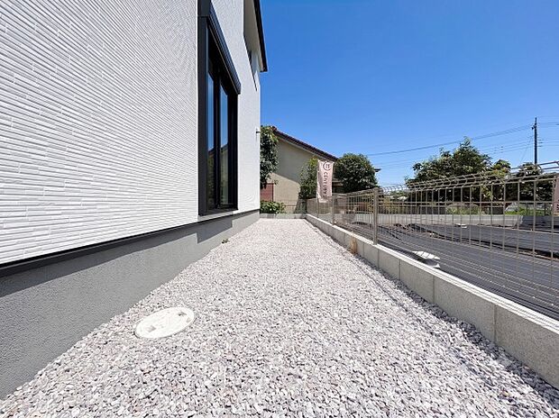 広々とした庭スペースは、お子様が遊ぶ場所や家庭菜園など多目的に活用できます。屋外での時間が豊かになる、戸建てならではの魅力的なスペースです。