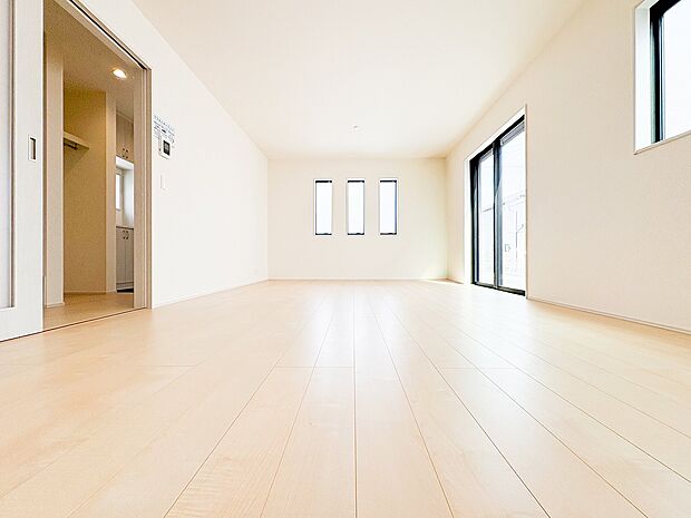 無駄のないスクエアな形状のリビングは、家具のレイアウトも自由自在。洗練されたシンプルな内装が、お好みのインテリアを美しく引き立てます。自分たちらしいライフスタイルを追求できる、自由度の高いLDKです。