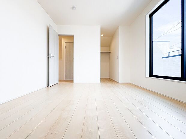 明るく静かな環境は、在宅ワークや趣味の部屋としても集中できる空間です。壁面が広いためデスクの配置もしやすく、スリット窓からの光が作業を優しくサポート。多目的に活用できる、自由度の高い一室です。