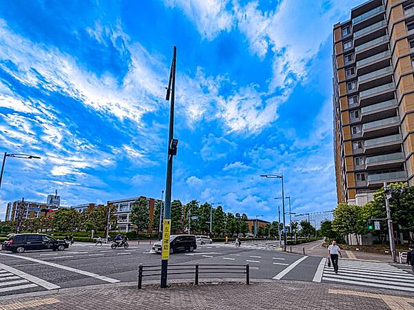 存在感のある外観が特徴のマンション。落ち着いたデザインとしっかりとした構造が安心感をもたらし、住まいとしての信頼性が感じられる美しい造りです。