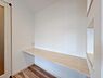 リビング/ダイニング：リビング内に造作カウンターを設置。書斎や趣味のスペースとして、家族のライフスタイルに合わせて活用できます。