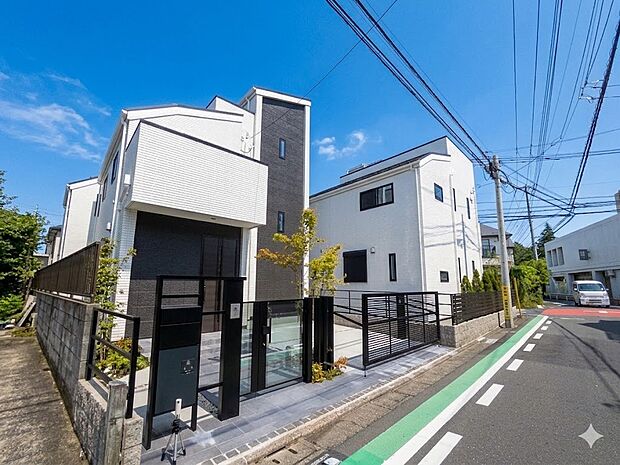 耐久性に優れ、デザイン性も高く、建物に重厚感や高級感を与えます。