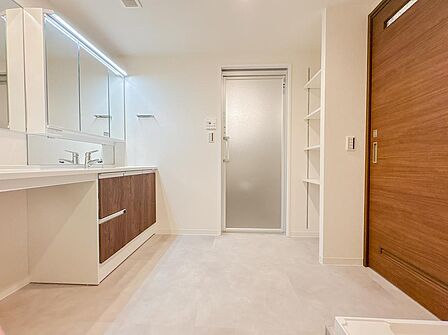 平日の朝であっても、落ち着きとくつろぎを感じられる。歯磨き粉が行方不明になるようなごちゃごちゃ感も解消。スムーズに身支度が完了します。コーディネートされた空間で気持ちよく身だしなみを整えられます。