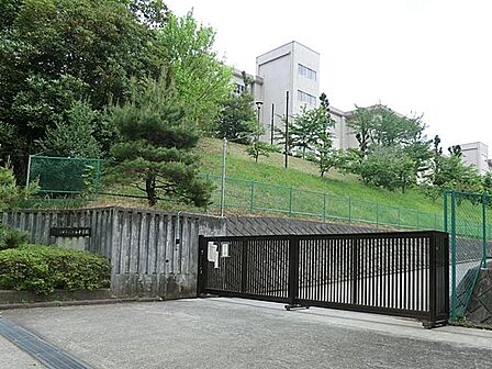 八王子市立松が谷中学校まで約1155m