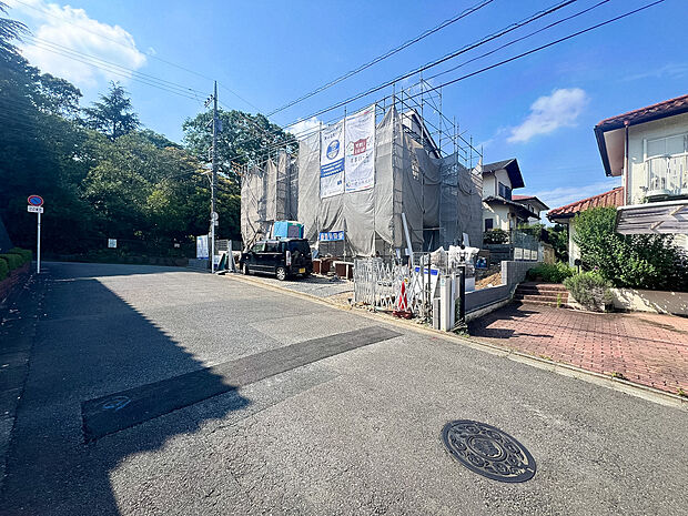 （2026年6月撮影）たっぷりの日差しが入る住まいは、家族みんなが心地よく過ごせる明るさが魅力です。光がたくさん入るため植物も育ちやすく、インテリアを彩る楽しみが増える住環境です。