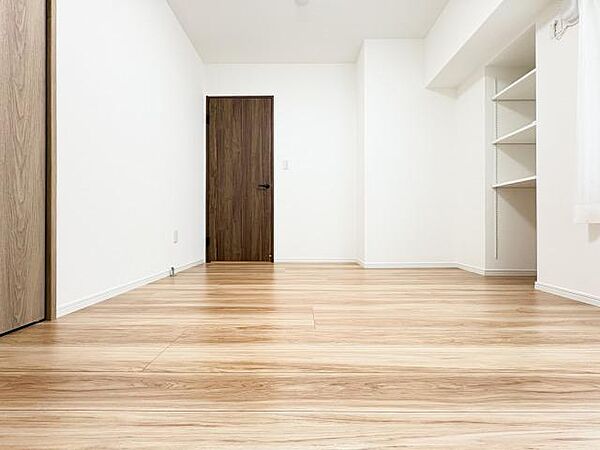 ゆとりある広さの居室は、家具の配置がしやすく使い勝手の良い空間です。採光も良好で、生活スタイルに合わせて自由にレイアウトできます。