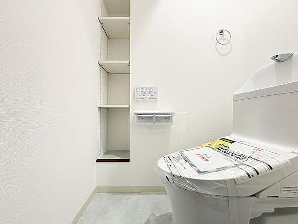 清潔感あるトイレ。シンプルでモダンなデザインが心地よい空間を演出し、ゆとりある広さで毎日快適にご使用いただける衛生的な環境がしっかり整っています。