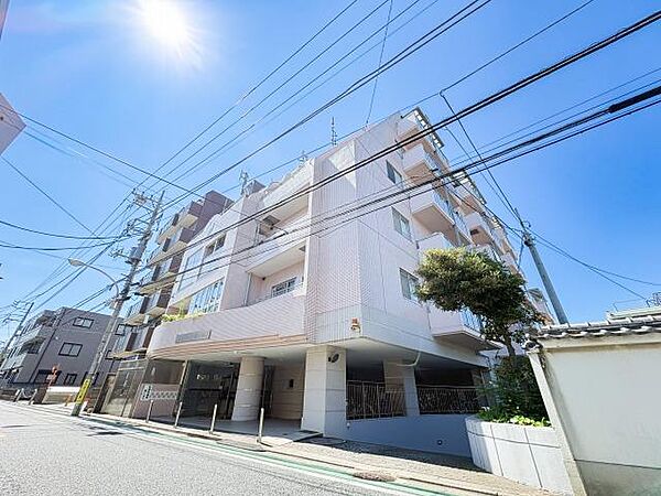 ナチュラルカラーを基調とした優しい雰囲気の外観。木質感を取り入れた温もりある外壁デザインが、家族が帰ってくる場所にふさわしい温かみを丁寧に演出します。