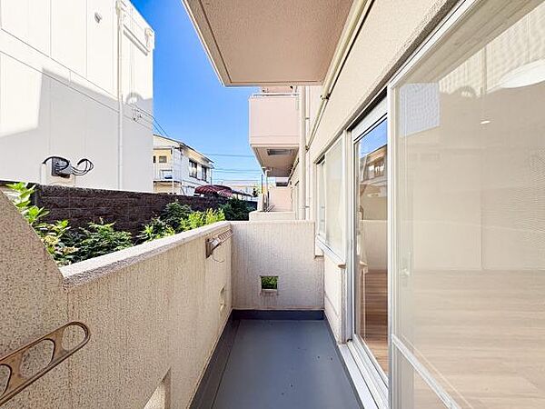 ゆとりある広さのバルコニーは、洗濯物がたっぷり干せるうれしい設備です。屋外の空気を感じながらくつろげるスペースとしても活用でき、生活の幅が広がります。