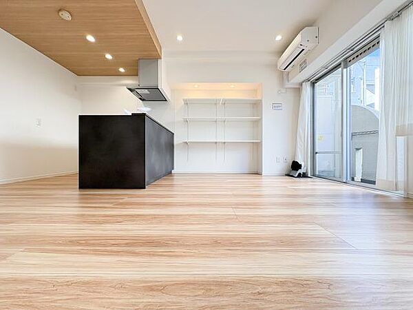 落ち着いたトーンのインテリアと柔らかな照明が温かな雰囲気を生み出すリビング。日常のひとときをゆったりと楽しめるとても心和む癒しの空間です。
