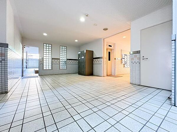 エントランスには、豊かな緑が配置され、訪れる人の心を和ませます。落ち着いた空間設計が印象的で、住む人や来客に上質な時間を提供してくれます。