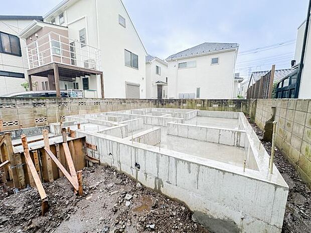 複数棟が並ぶ大型分譲とは異なり、独立感のある全1棟の住まい。新築ならではのきれいな室内と設備で新生活をスタートできます。