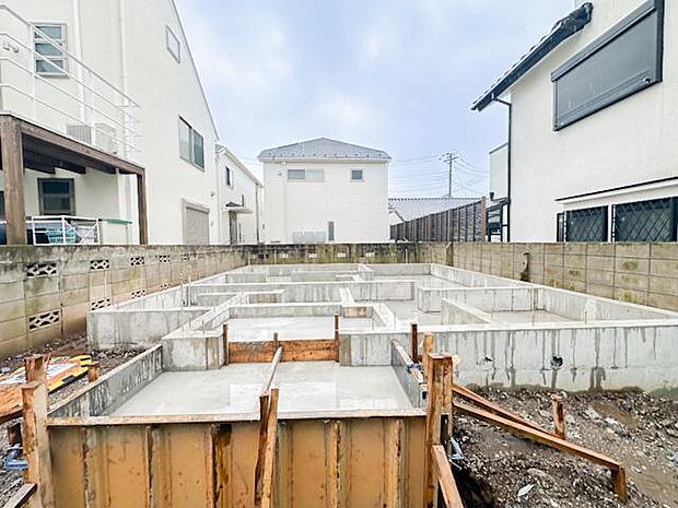 各居室の収納に加えて、廊下収納や小屋裏収納などを配置。生活用品を用途ごとに整理しやすく、室内を広々と使うことができます。
