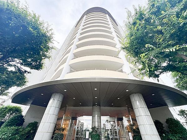存在感のある外観が特徴のマンション。落ち着いたデザインとしっかりとした構造が安心感をもたらし、住まいとしての信頼性が感じられる美しい造りです。
