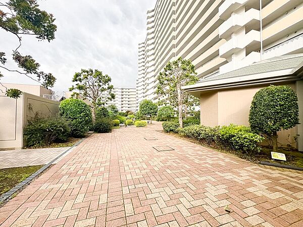 大規模コミュニティならではの魅力が詰まったマンション。共用施設や広場が充実しており、住民同士の交流が自然と生まれ、暮らしに彩りを添えてくれます。心地よい日常が広がる住環境です。