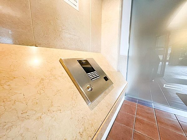 オートロック完備で、防犯面も安心な住環境。居住者以外の出入りが制限されているため、セキュリティ面で信頼性が高く、家族みんなが安心して暮らせるマンションです。