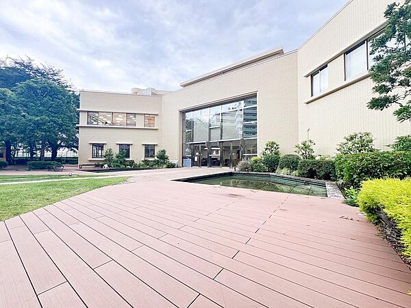 管理人室が設置され、住まい全体の管理が行き届いているマンションです。共用部分の清掃や設備管理も丁寧に行われており、安心して快適な暮らしができる環境が整っています。