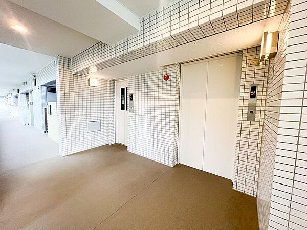 エレベーター2基完備で、日々の移動がスムーズな住まいです。重い荷物やお子様連れの外出時にも便利で、毎日の生活を快適にサポートしてくれる設備が整っています。